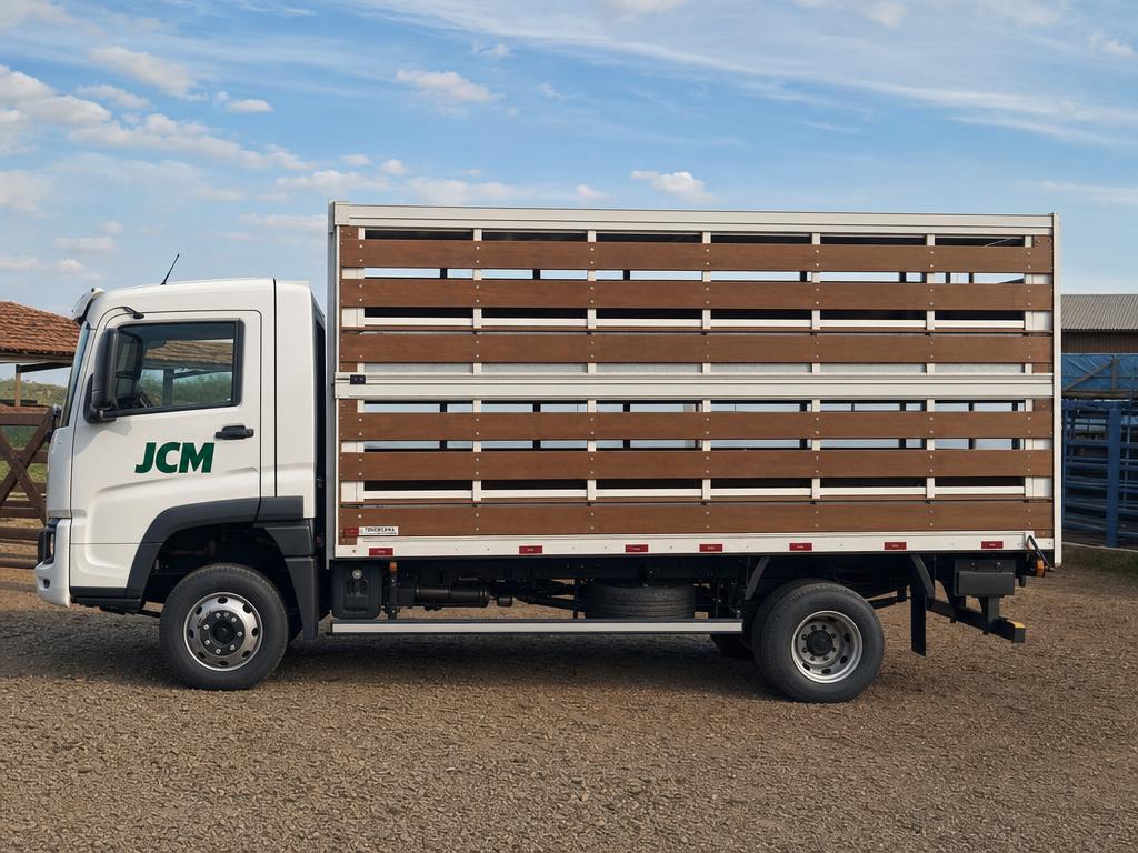 Caminhão boiadeiro da JCM visto de lado, frota moderna para transporte de bovinos